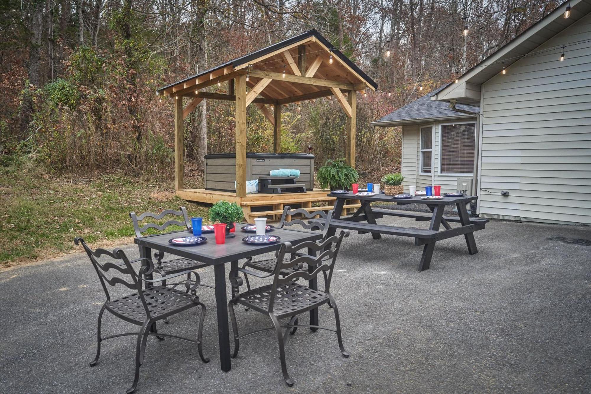 Entertainment Galore! Luxurious Property, Spectacular & Peaceful Setting, Great Location, Close To Major Attractions!! Pigeon Forge Exterior foto